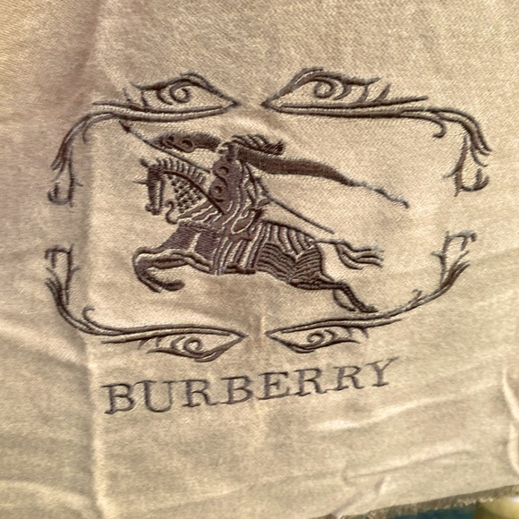 BURBERRY Lightweight Cashmere Wrap 26” X 80” - Picture 7 of 7
